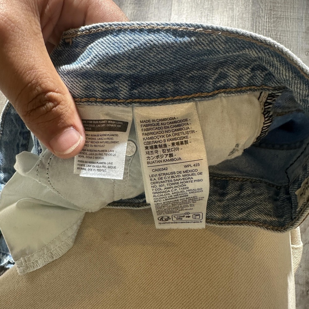 Levis Premium Baggy Dad Jeans Womens 26x30 Light Wash Distressed Ripped Raw Hem - Picture 6 of 16
